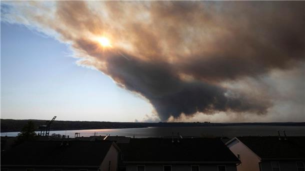 Kanada: Ausländische Feuerwehrleute sollen Brände bekämpfen Rauchschwaden steigen über der kanadischen Provinz Nova Scotia auf.