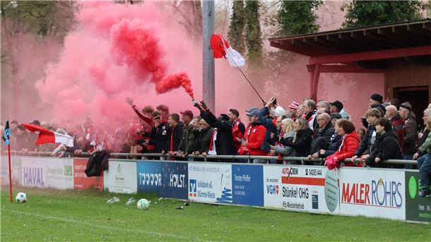 Rauchtöpfe, Fahnen, Sprechgesänge - die mitgereisten Fans des MTSV Selsingen sorgten für ordentliche Stimmung in Fintel.