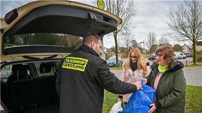 Raus aus Lintig: Astrid Klein mit Tochter Lara und Taxifahrer Dennis Schmidt an der Moortherme in Bederkesa.