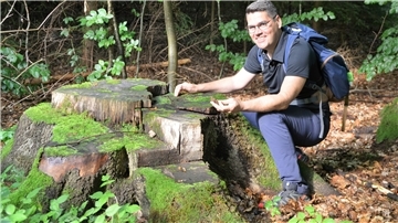 Raus in den Wald und mit allen Sinnen eine faszinierende Lebenswelt erfahren: „Waldpeter“ Peter Itjen leitet an zu einer intensiven Auseinandersetzung mit der Natur, ihren Gesetzmäßigkeiten und Kreisläufen, aber auch mit sich selbst. 
