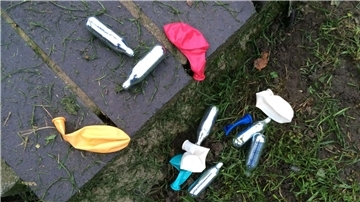 Rausch mit Folgen: Lachgas-Kartuschen und Luftballons in einem Park.