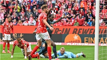 RB Leipzig (blau) hat gegen Mainz 05 (rot) einen ungefährdeten Sieg eingefahren.