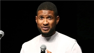 R&B-Sänger Usher hat bei einem Konzert die Schauspielerin Issa Rae für eine  Gesangseinlage auf die Bühne geholt.