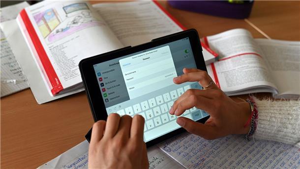 Lehrergewerkschaften fordern: Digitalpakt Schule fortsetzen Realschüler einer zehnten Klasse einer Gemeinschaftsschule arbeiten in einer Unterrichtsstunde mit Tablets.