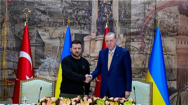 Recep Tayyip Erdogan (r), Präsident der Türkei, gibt Wolodymyr Selenskyj, Präsident der Ukraine, am Ende einer gemeinsamen Pressekonferenz nach ihrem Treffen im Dolmabahce-Palast, die Hand.