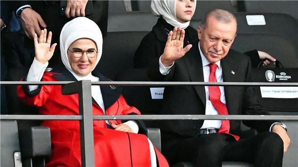 Recep Tayyip Erdogan (r), Präsident der Türkei, und seine Frau Emine Erdogan (l) winken vor dem Spiel auf der Tribüne.