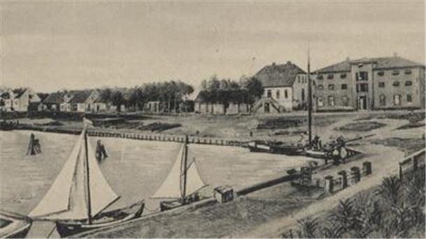 Rechts im Hintergrund ist das Zollhaus zu erkennen, in dem heute das Museum und Nationalpark-Haus untergebracht ist.