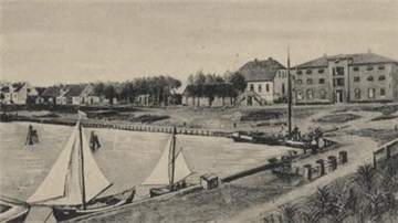 Rechts im Hintergrund ist das Zollhaus zu erkennen, in dem heute das Museum und Nationalpark-Haus untergebracht ist.