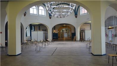 Rechts und links stehen die "Impfstraßen" bereit, in der Mitte ist der Überwachungsbereich zu sehen: Die Hapag-Hallen in Cuxhaven sind zum Impfzentrum umgebaut. 