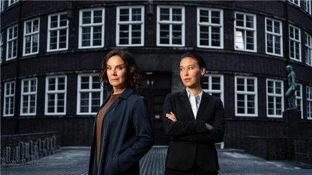 Rechtsanwältin Anna Conti (Desiree Nosbusch, l) und Staatsanwältin Henry Mahn (Malaya Stern Takeda).