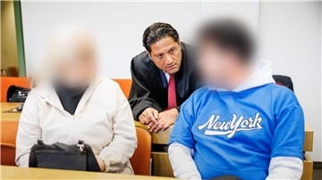 Rechtsanwalt Ömer Sahinci (m.) mit seinen Mandanten, einem wegen Erpressung angeklagten angeblichen Hellseher und dessen ebenfalls wegen Erpressung mitangeklagter Ehefrau.