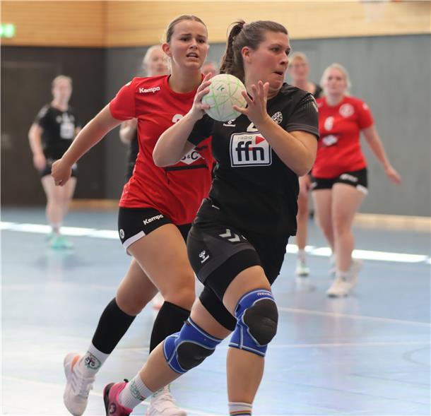 Verdienter 30:19-Sieg der Sittenser Handballerinnen gegen MTV Wisch Rechtsaußen Janine Algie setzt sich energisch durch und erzielt eines ihrer drei Tore in diesem Spiel.