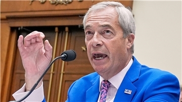 Nigel Farage spricht in ein Mikrofon.