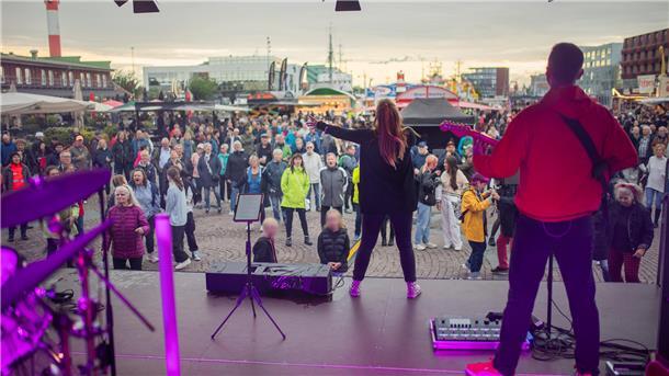 Red Noise rockt das Schaufenster Fischereihafen beim Auftakt des Musiksommers.