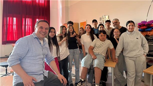 So geht Journalismus: NZ-Reporter im Klassenzimmer zu Medienkompetenz Eine Schulklasse steht in einem Klassenzimmer.