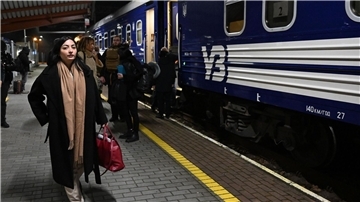 Alabali Radovan wirbt in Kiew für deutsche Investitionen Reem Alabali Radovan (SPD), Bundesministerin für wirtschaftliche Zusammenarbeit und Entwicklung, steht auf ihrer Reise nach Kiew am Bahnsteig in Polen.