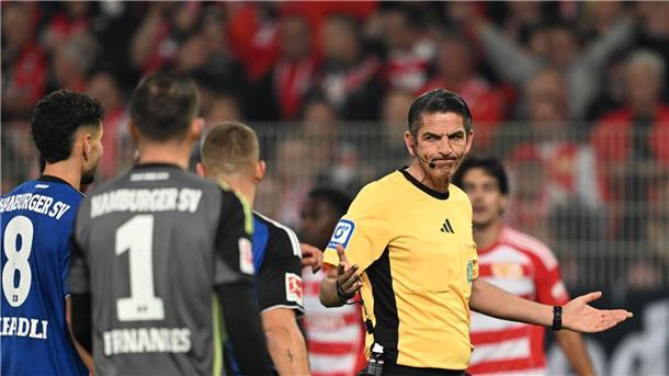 Referee Aytekin liegt mit seinem Elfmeterpfiff richtig. 