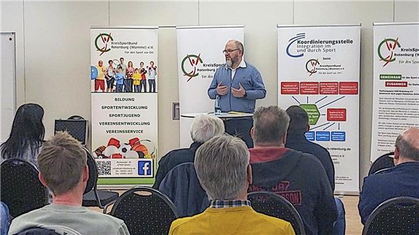 Referent Jörn Leiding vor Teilnehmenden des KSB-Impulsforums.