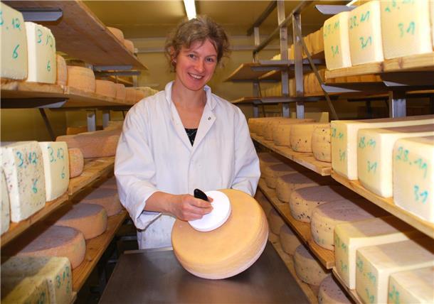Franzbrötchen-Eis, Käse, Likör: Was Elena Martens alles aus Milch kreiert Regelmäßig bürstet Elena Martens in ihrer Käserei die Laibe.