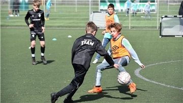 Regelmäßig trainieren junge Kicker aus dem dezentralen Talentteam Weser-Elbe auf dem Kunstrasenplatz des TuS Harsefeld.