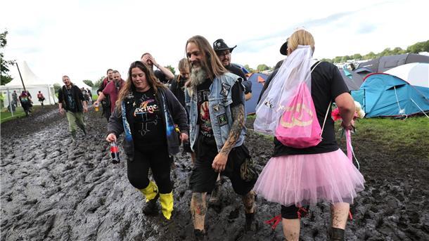 Heavy-Metal-Festival in Wacken versinkt im Schlamm Regen und Schlamm sind die Metalfans im Norden eigentlich gewohnt. „Rain or shine“ (Ob Regen oder Sonnenschein) lautet ein Festivalmotto.