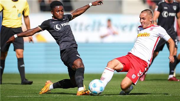 Regensburg-Kapitän Andreas Geipl (r) kämpft gegen den Münsteraner Daniel Kyerewaa um den Ball.