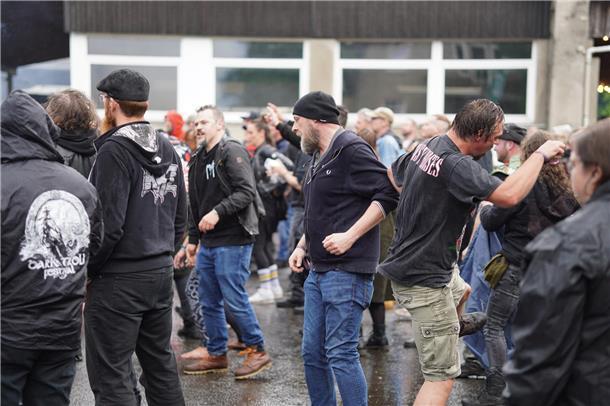 Regentanz vor der Heavy Stage.