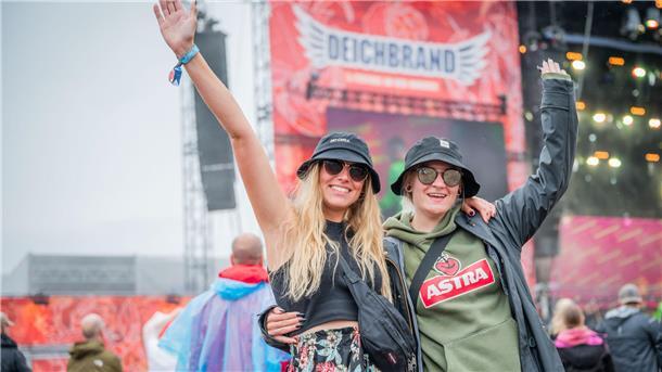 Regenwetter am Samstagnachmittag auf dem Infield schmälert die Festivallaune bei Stefanie und Kim nicht.