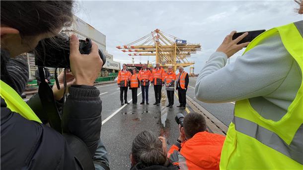 Merz in Bremerhaven eingetroffen: Kanzler trifft Senat und besucht Hafen Regenwolken und Verkehrschaos begleiten den Kanzler bei seinem wichtigen Termin im Überseehafen.