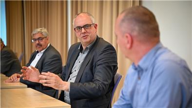 Regierungschef Andreas Bovenschulte besucht den Krisenstab und spricht mit Melf Grantz (links) und dem Leiter des Krisenstabs, Ronny Möckel (rechts).