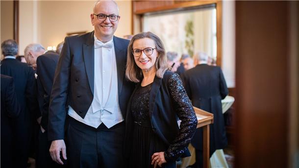 Bremer Schaffermahlzeit mit Protestgetöse und Klebe-Aktivisten Der Bürgermeister mit einer Frau