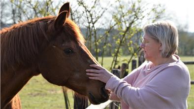 Regina Borchers mit einem ihrer Pferde. Die Tiere gehören zu den wichtigsten Attraktionen auf dem Ferienhof, doch derzeit gibt es keine Gäste, die sich an ihnen erfreuen.