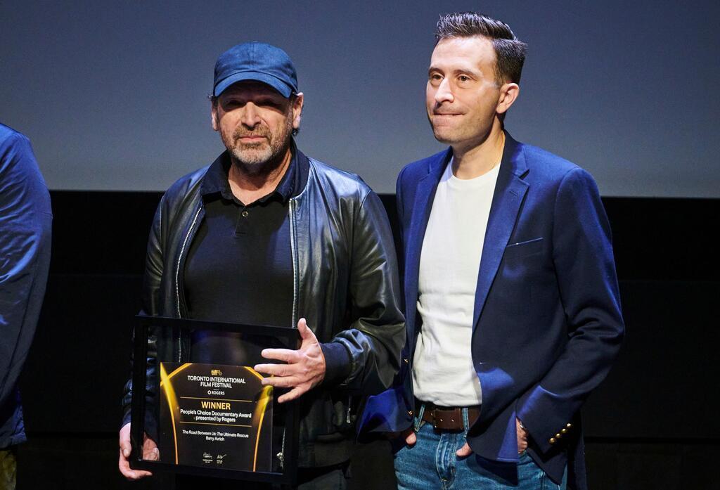 Chloé Zhaos Shakespeare-Drama „Hamnet“ gewinnt in Toronto Regisseur Barry Avrich (l) und Produzent Mark Selby halten ihren Preis für „The Road Between Us: The Ultimate Rescue“ hoch.