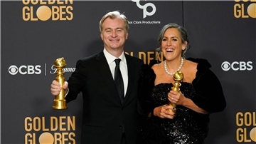 Regisseur Christopher Nolan freut sich mit seiner Frau, der Filmproduzent Emma Thomas, über die Golden Globes.