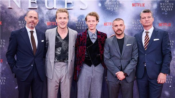 Regisseur Edward Berger (l-r), die  Schauspieler Albrecht Schuch, Felix Kammerer und Edin Hasanovic sowie Produzent Malte Grunert bei der Premiere ihres Films „Im Westen nichts Neues“ in Berlin.