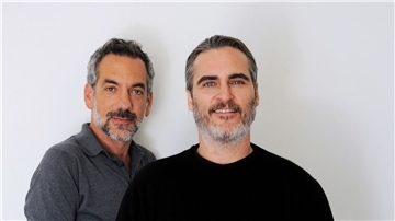 Regisseur Todd Phillips (l) mit Joaquin Phoenix 2019 in Beverly Hills.