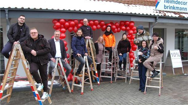 Reichlich Spaß beim „Leitersitzen“ vor dem Portal von Heimdecor Brinkmann