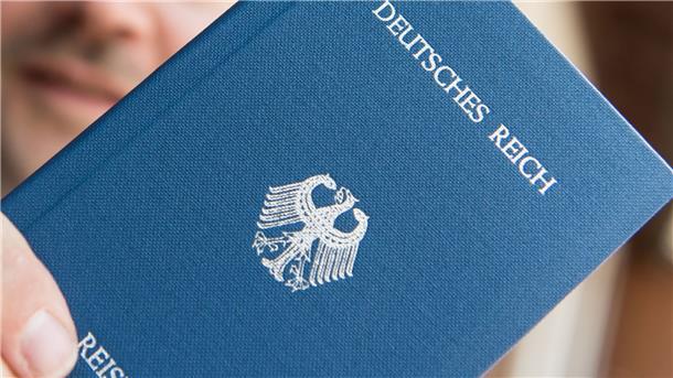 „Reichsbürger“: 2000 Extremisten mehr in diesem Jahr „Reichsbürger“ bestreiten die Existenz der Bundesrepublik und stellen sich mitunter fiktive Pässe des Deutschen Reichs aus.