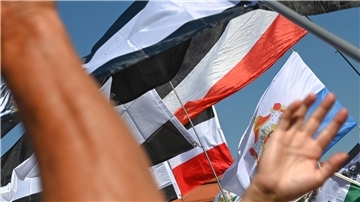 Reichsflaggen während einer Kundgebung (Symbolbild).