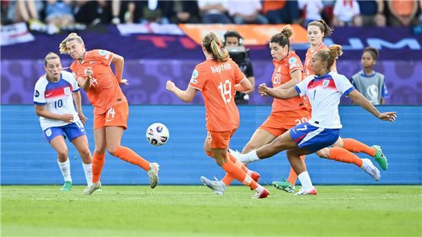James und Bayerns Stanway bescheren England klaren Sieg Rein damit: Lauren James (r) trifft in dieser Situation zur englischen Führung.