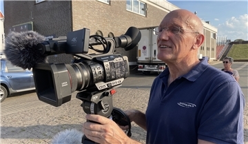 Reiner Kohlbrecher ist professioneller Filmemacher. Zurzeit kann man ihn häufig im Fedderwardersieler Hafen mit der Kamera antreffen.