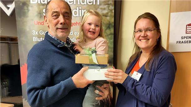 Reinhard Brase mit Enkelin Magdalena erhält Geschenke zur 150. Blutspende.