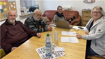Reinhard Bussenius (von links), Rolf Hüchting und Marion Kaiser (rechts) vom Grünen-Ortsverband Bremervörde im Gespräch mit Sozialarbeiterin Sabine Schneider im Nachbarschaftsladen.