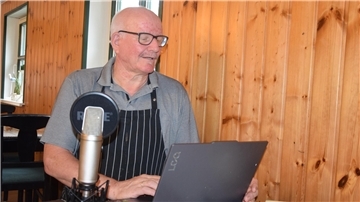 Reinhard Evers, Gastronom des Hofs Iggewarden, produziert mithilfe künstlicher Intelligenz eigene Songlieder. 