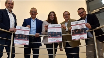 Menschen mit Plakat 