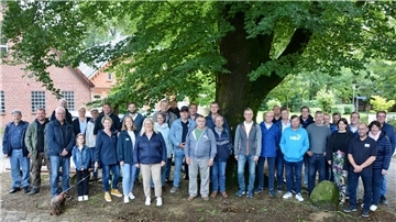 Reinhard Lindenberg (links) und Walter Lemmermann (dritter von links, hinten) beim mittlerweile obligatorischen Treffen der Bürgerinitiative im Ortsmittelpunkt von Haaßel.