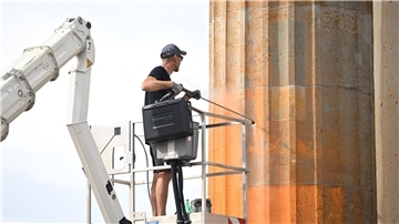 Reinigungsarbeiten im September nach einem Farbanschlag der Klimagruppe Letzte Generation auf das Brandenburger Tor.
