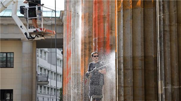 Reinigung des Brandenburger Tors kostet 35.000 Euro Reinigungsarbeiten nach einem Farbanschlag der so genannten letzten Generation auf das Brandenburger Tor.