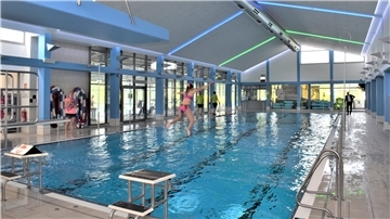 Reinspringen und wohlfühlen war laut vielen Besuchern einmal. Die Moor-Therme in Beers hat die Wassertemperatur gesenkt. Das verärgert viele Gäste.