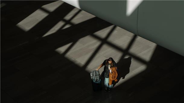 Reisende kommen zu dem LaGuardia International Airport in New York. Die US-Luftfahrtbehörde reduziert den Verkehr an rund 40 Flughäfen, um überlastete Fluglotsen zu entlasten.